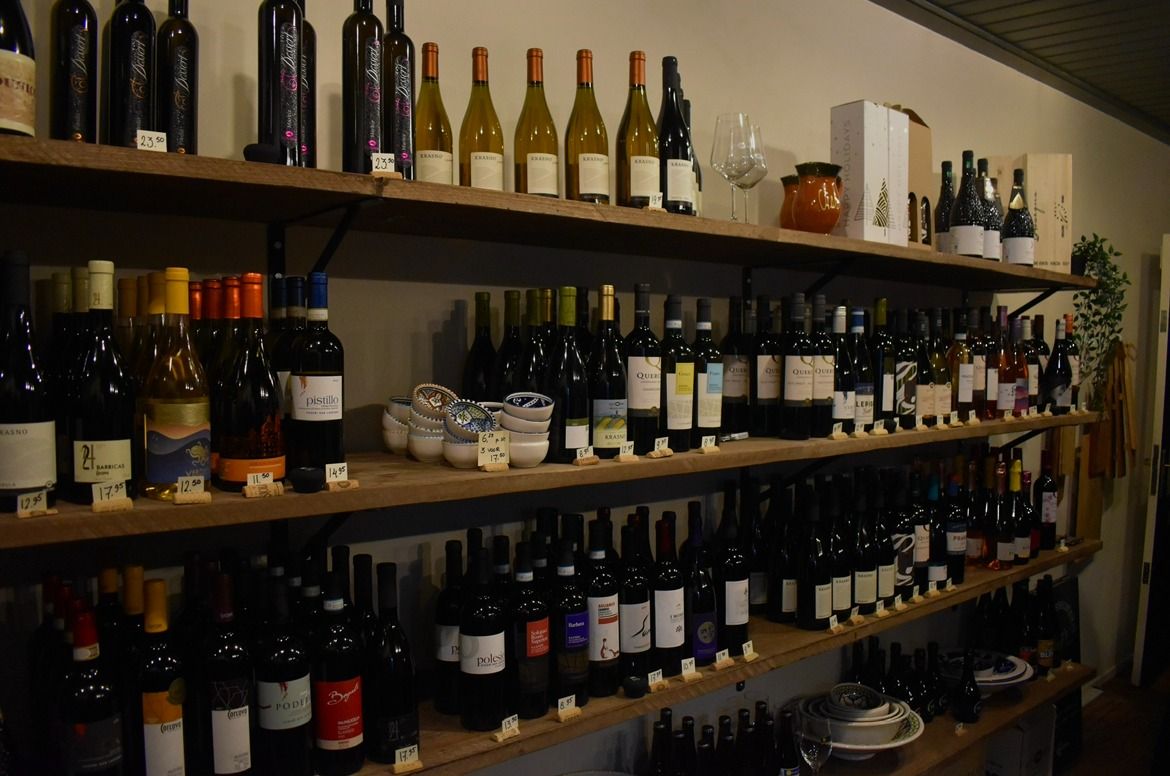 Planken met wijnflessen in de winkel